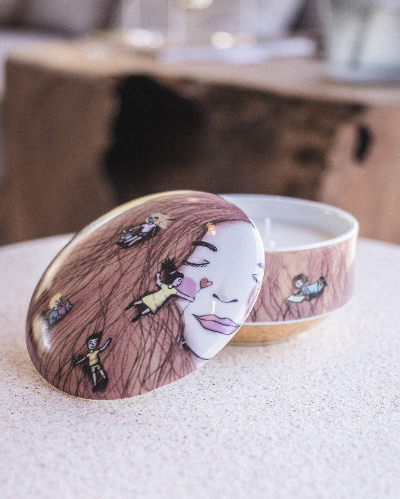 Coleção Emãeranhados em porcelana ilustrada com rosto feminino e detalhes rosados