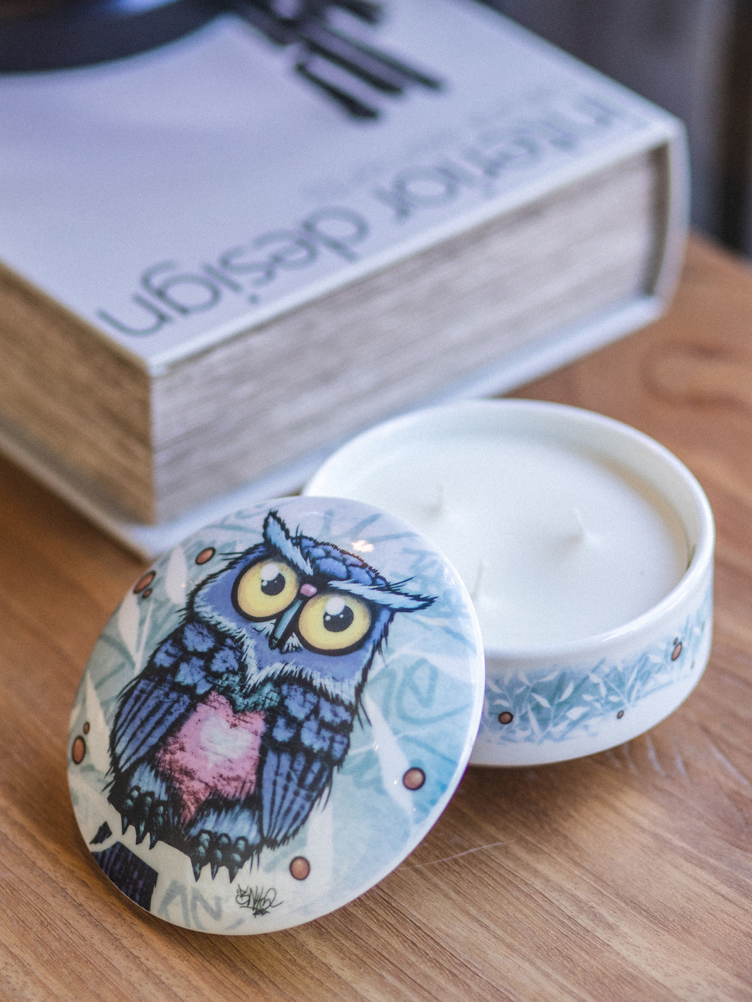 Coleção Sussurros do Coração em porcelana ilustrada com coruja em tons suaves